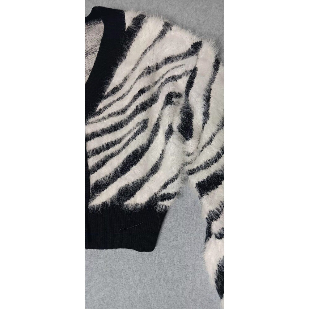 Forever 21 Cropped Button Up Cardigan Size Small Zebra Animal Pring Soft Eyelash - Picture 2 of 9